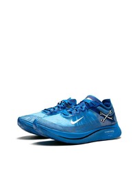 blaue Sportschuhe von Nike