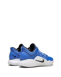 blaue Sportschuhe von Nike