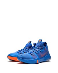 blaue Sportschuhe von Nike