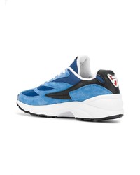 blaue Sportschuhe von Fila