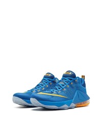 blaue Sportschuhe von Nike