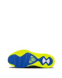 blaue Sportschuhe von Nike