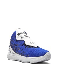 blaue Sportschuhe von Nike