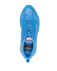 blaue Sportschuhe von Diesel