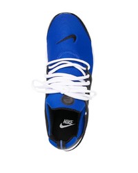 blaue Sportschuhe von Nike