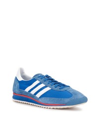 blaue Sportschuhe von adidas