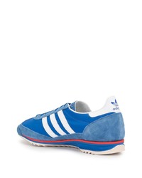 blaue Sportschuhe von adidas