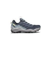 blaue Sportschuhe von Lowa
