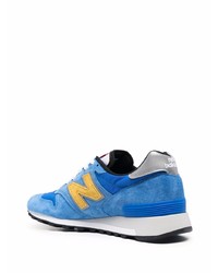 blaue Sportschuhe von New Balance