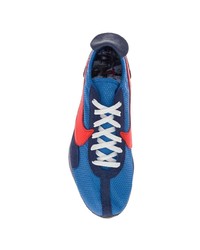 blaue Sportschuhe von Nike