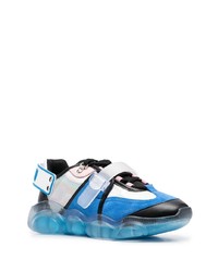 blaue Sportschuhe von Moschino