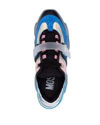 blaue Sportschuhe von Moschino