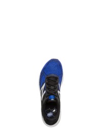 blaue Sportschuhe von New Balance