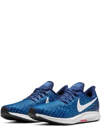 blaue Sportschuhe von Nike