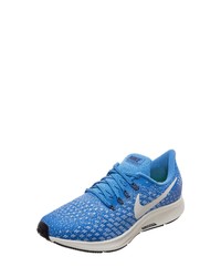 blaue Sportschuhe von Nike