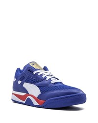 blaue Sportschuhe von Puma