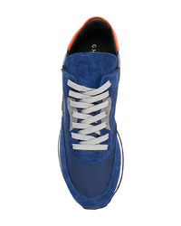 blaue Sportschuhe von Ghoud