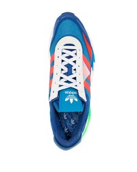 blaue Sportschuhe von adidas