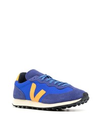 blaue Sportschuhe von Veja