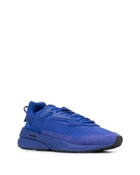 blaue Sportschuhe von Diesel