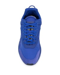 blaue Sportschuhe von Diesel