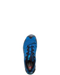 blaue Sportschuhe von Salomon