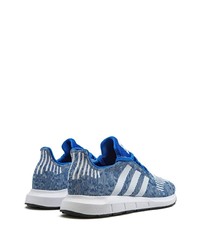 blaue Sportschuhe von adidas