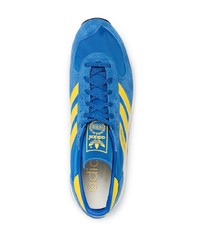 blaue Sportschuhe von adidas