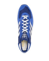 blaue Sportschuhe von adidas