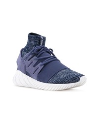 blaue Sportschuhe von adidas