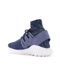 blaue Sportschuhe von adidas