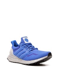 blaue Sportschuhe von adidas