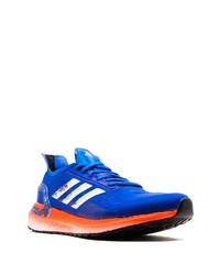 blaue Sportschuhe von adidas