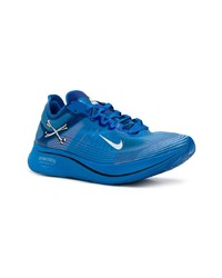 blaue Sportschuhe von Nike