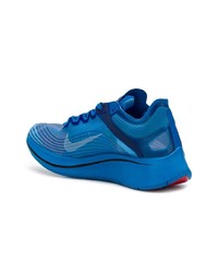 blaue Sportschuhe von Nike