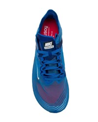 blaue Sportschuhe von Nike