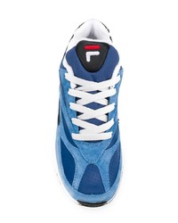 blaue Sportschuhe von Fila