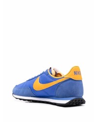 blaue Sportschuhe von Nike