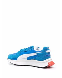 blaue Sportschuhe von Puma