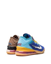 blaue Sportschuhe von Nike