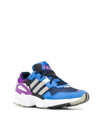 blaue Sportschuhe von adidas