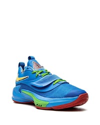 blaue Sportschuhe von Nike