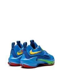 blaue Sportschuhe von Nike