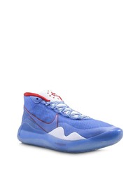 blaue Sportschuhe von Nike