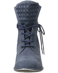 blaue Stiefel von Bugatti