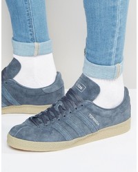 blaue Turnschuhe von adidas