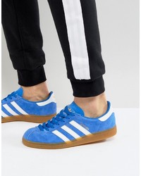 blaue Turnschuhe von adidas