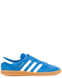 blaue Turnschuhe von adidas