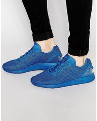 blaue Turnschuhe von adidas