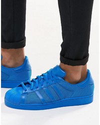 blaue Turnschuhe von adidas